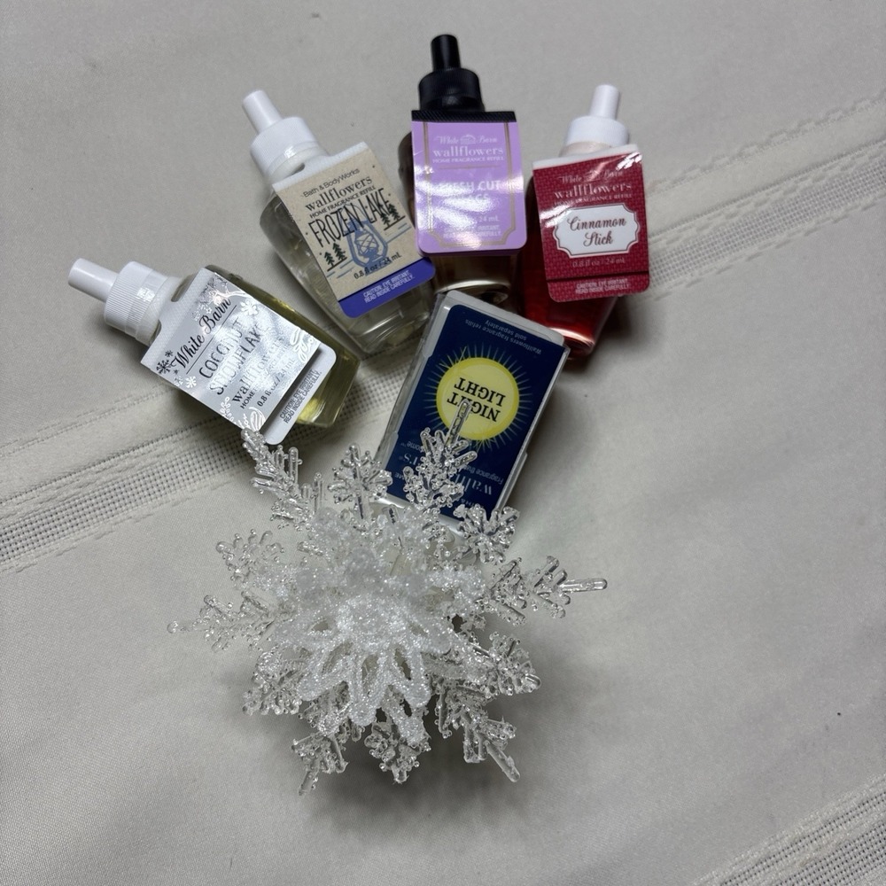 Bath & Body Works Lot 1 Snowflake Wallflowers Plug-In Light Up & 4 Fragrances